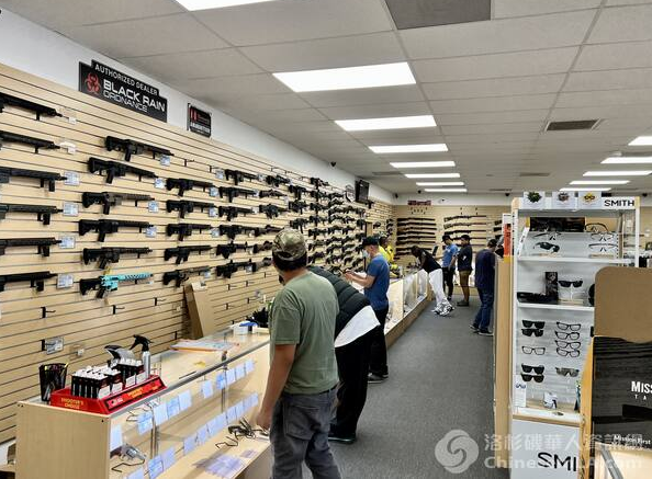 华人区最大枪店，工作日期间，顾客依然络绎不绝