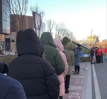 徐霞排队去做核酸.jpg