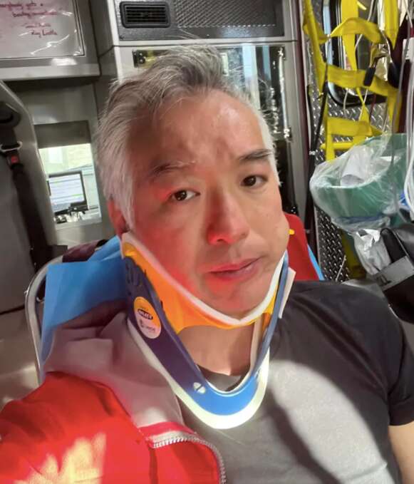 华裔议员带妻儿散步遭人砖块砸头