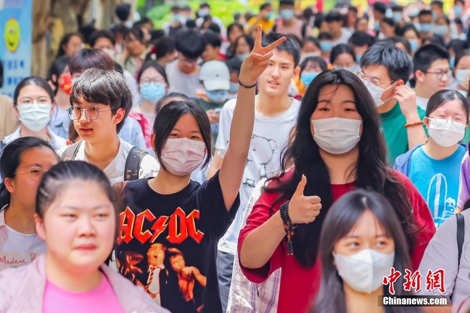 江苏南京，两名走出高考考场的考生做出胜利的手势