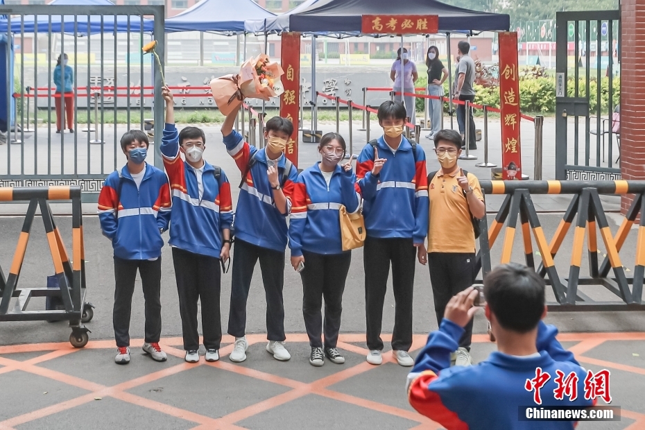 北京第五十五中学考点，考生完成考试后合影留念