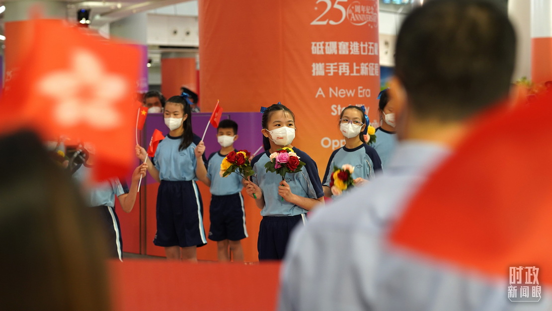 现场欢迎的小学生