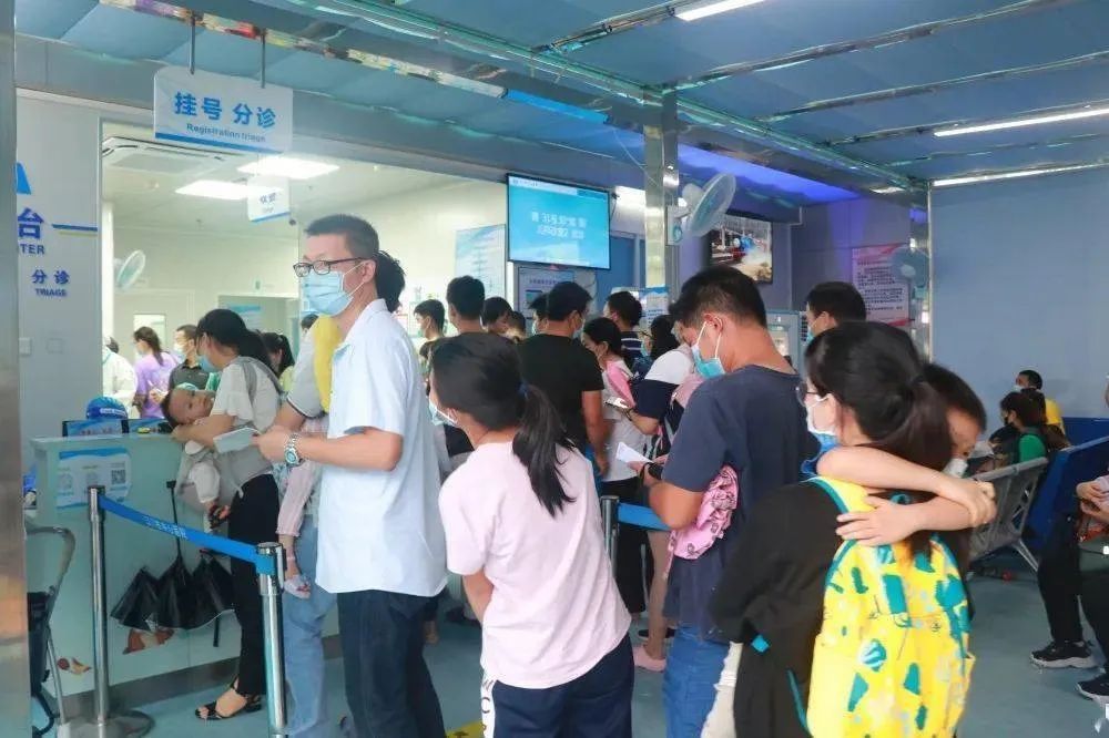 广东江门市多家医院发热门诊“爆棚”