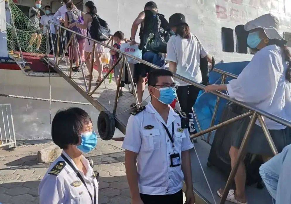 北海海事局疏导旅客安全、有序登船