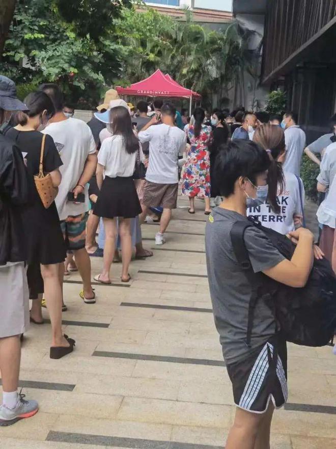 排队的人很多，基本都是游客，大概排了大半个小时才轮到