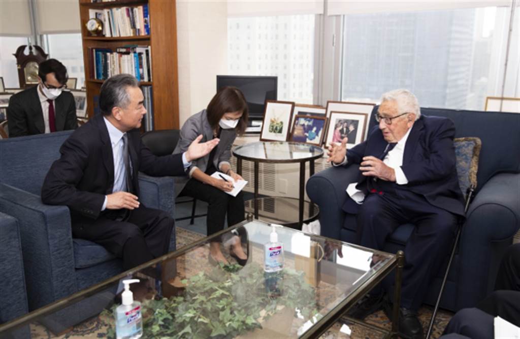 王毅在纽约当面贺美国前国务卿基辛格百岁诞辰