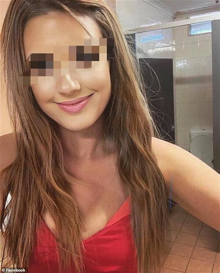 女子翻入过山车轨道捡手机被撞飞至9米高空