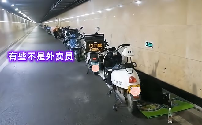 一名外卖小哥竟盖着被子和送外卖时穿的冲锋衣，睡在自己的电动车上