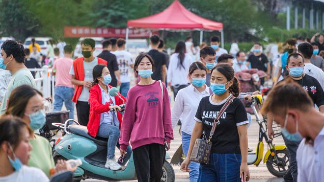 河南省郑州市郑州航空港综合试验区富士康厂区内，下午6时许数十万名工人上下班实拍 ...