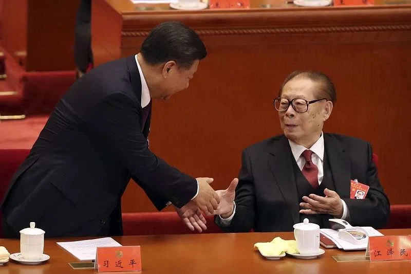 江泽民在十九大会议上与习近平握手
