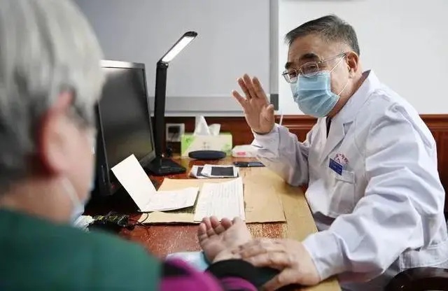 张伯礼院士在组分中药国家重点实验室指导科研