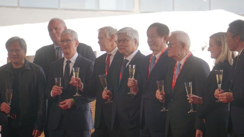 右（三）为台积电创始人张忠谋