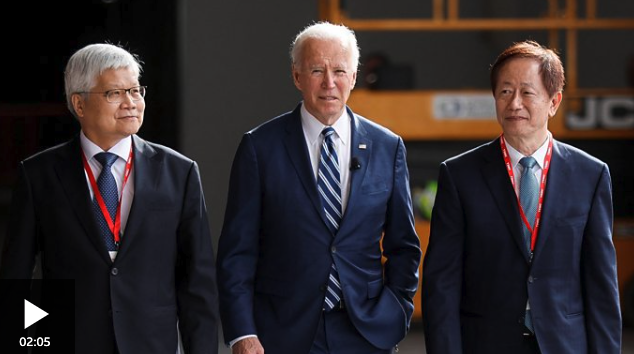 美国总统拜登和台积电董事长刘德音（右）