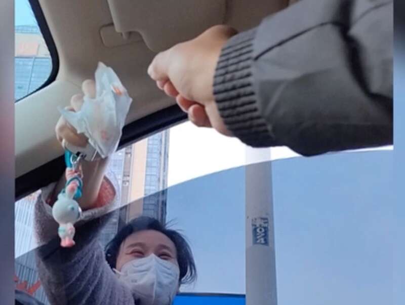 送来药物的热心市民.jpg