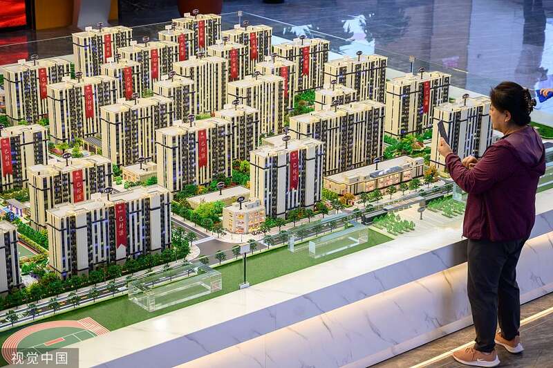 2022年9月6日，市民在太原一家房地产售楼部挑选商品房户型