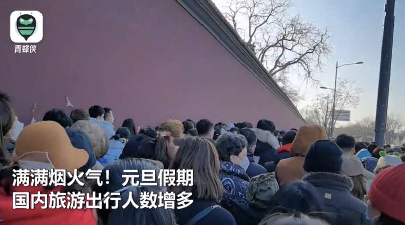 全国多地热门景点人潮汹涌客流量暴增.jpg