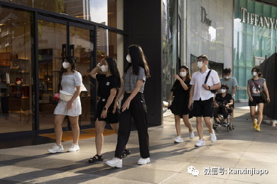 新加坡，购物者走过一家零售店