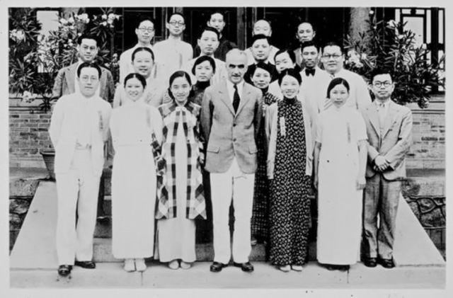 仅仅用了不到十年时间，司徒雷登便把一个几乎一无所有的烂摊子，建成了如今未名湖畔中西合璧美轮美奂的燕园 ...