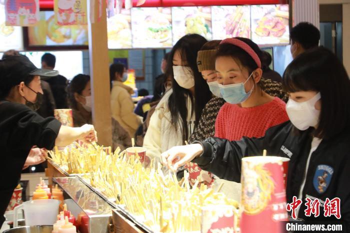 民众在商场内享受美食