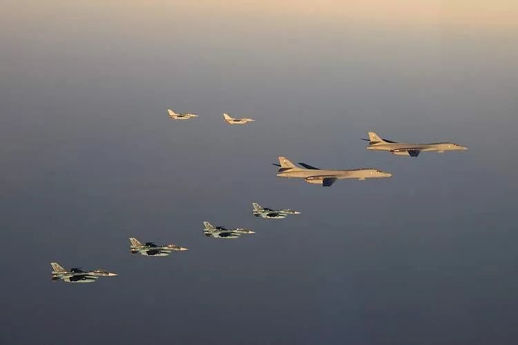日本九州，日本航空自卫队战斗机和美军轰炸机等在周边海域上空进行联合训练 ...