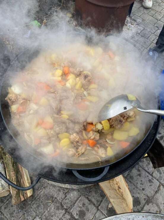 出走摩尔多瓦时，华商们自己烧制的大锅饭