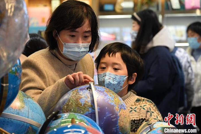 安徽合肥，中小学开学前夕，家长和学生在选择地球仪