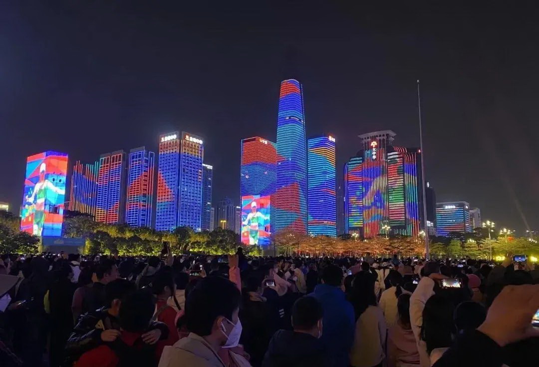 夜晚的深圳更是美轮美奂，灯光设计有其独特的魅力
