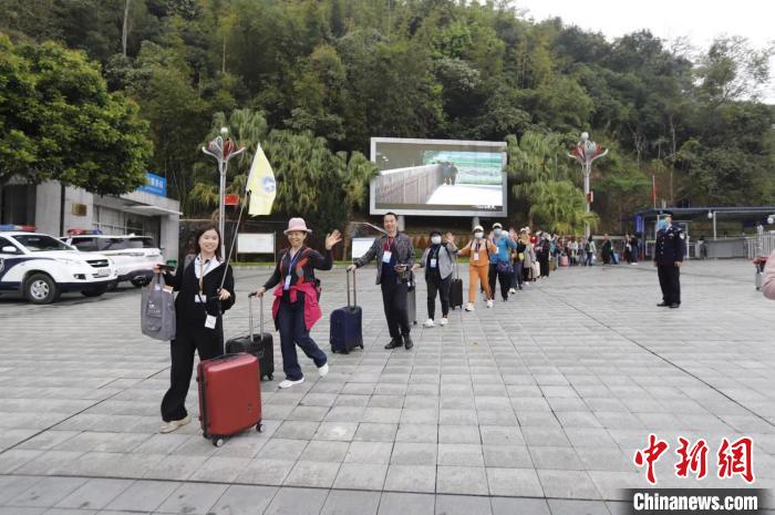 首批旅行团在友谊关口岸排队等候出境