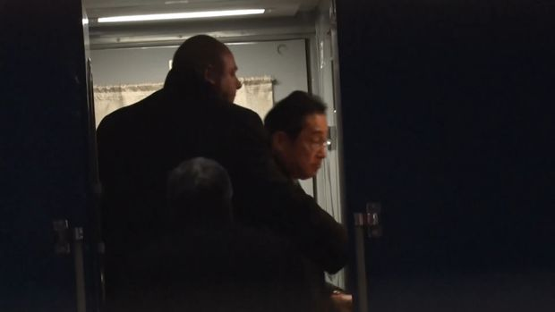 NHK记者在波兰东南部边境城市普热梅希尔确认岸田坐上开往乌克兰的国际列车。此外，还确认外务审议官山田重 ...