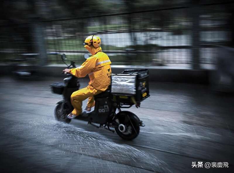 300万美团骑手中，大专及以上学历骑手的占比达到24.7%，17万人是本科学历，其中有6万人是研究生 ...