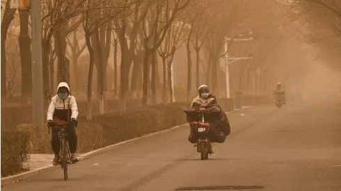 北方多地出现沙尘天气。 4月10日，市民在呼和浩特市街道上骑行