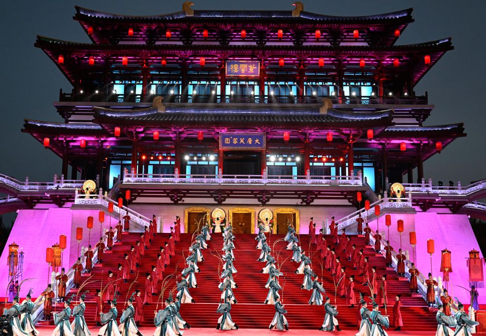 这是5月18日在陕西省西安市大唐芙蓉园拍摄的欢迎仪式