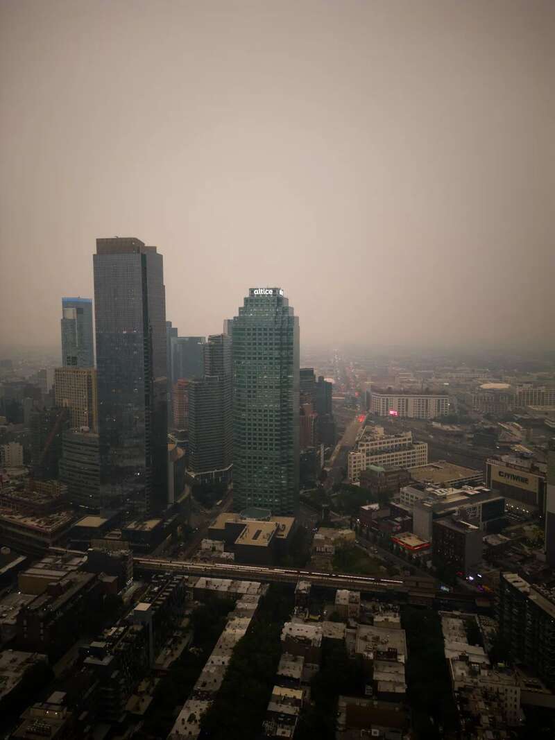 网友实拍楼下难顶的烟尘