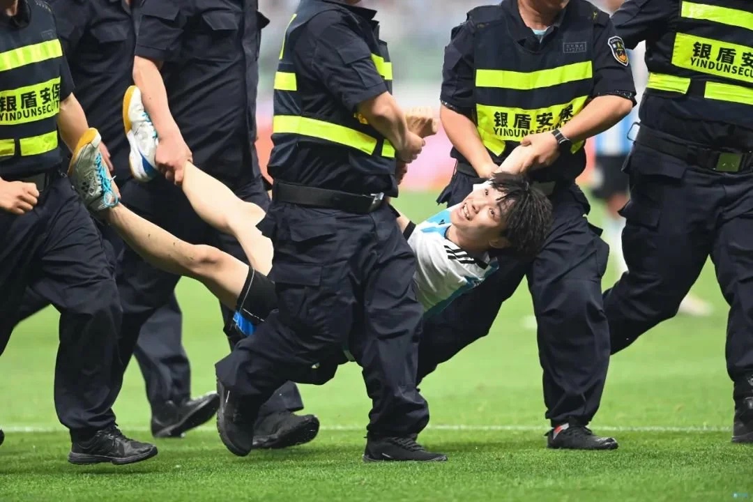 他被带走时还带着微笑