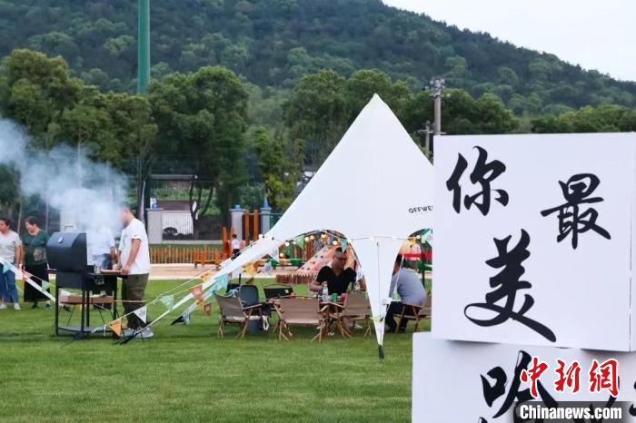 年轻人在露营、烧烤