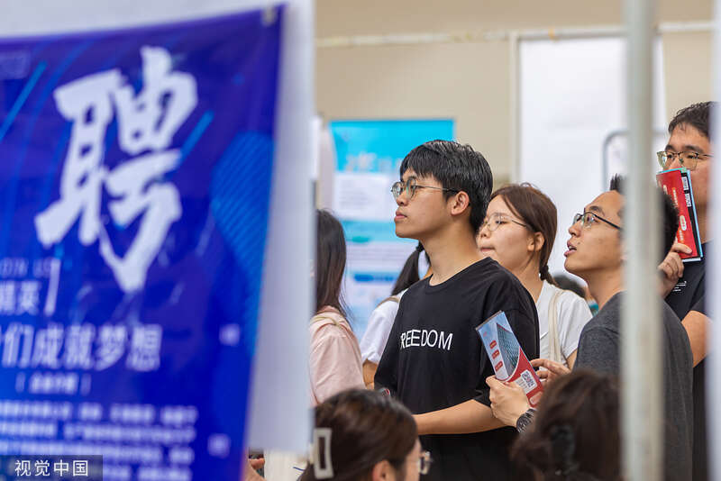 郑州，郑州大学体育馆内举办的一场毕业生招聘会