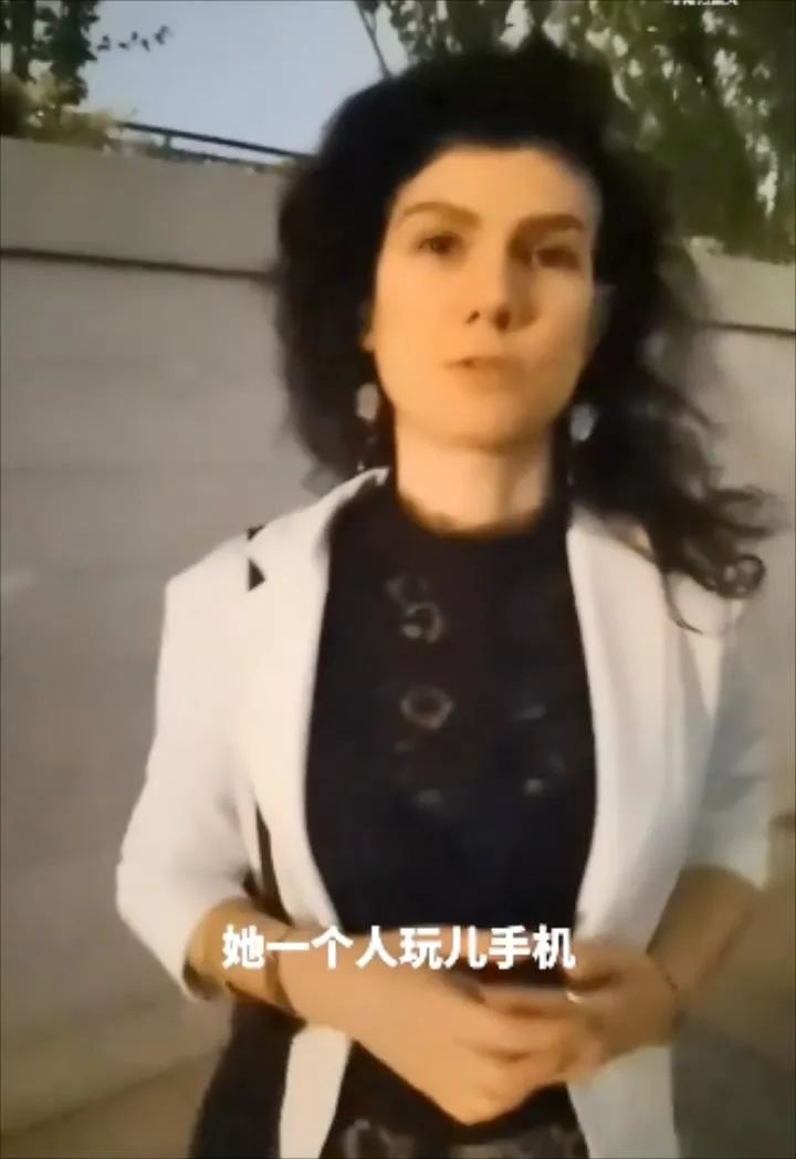 法国女孩告诉她在法国的亲人她很享受中国的安全