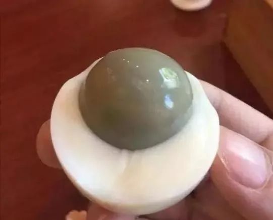 煮鸡蛋的蛋黄上有一层黑膜