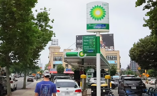 较上年同期下降16.7%，当时加油站的汽油价格在每加仑5元左右