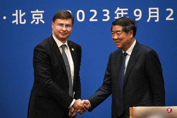 欧洲委员会常务副主席东布罗夫斯基斯与中国国务院副总理何立峰