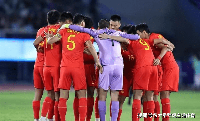 整个中国香港队沸腾了，大家冲进场内抱在一起狂欢