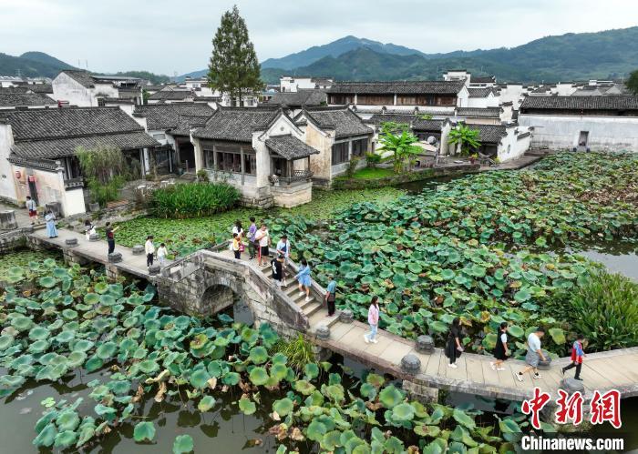 游客在安徽省黄山市徽州区呈坎古村落游玩