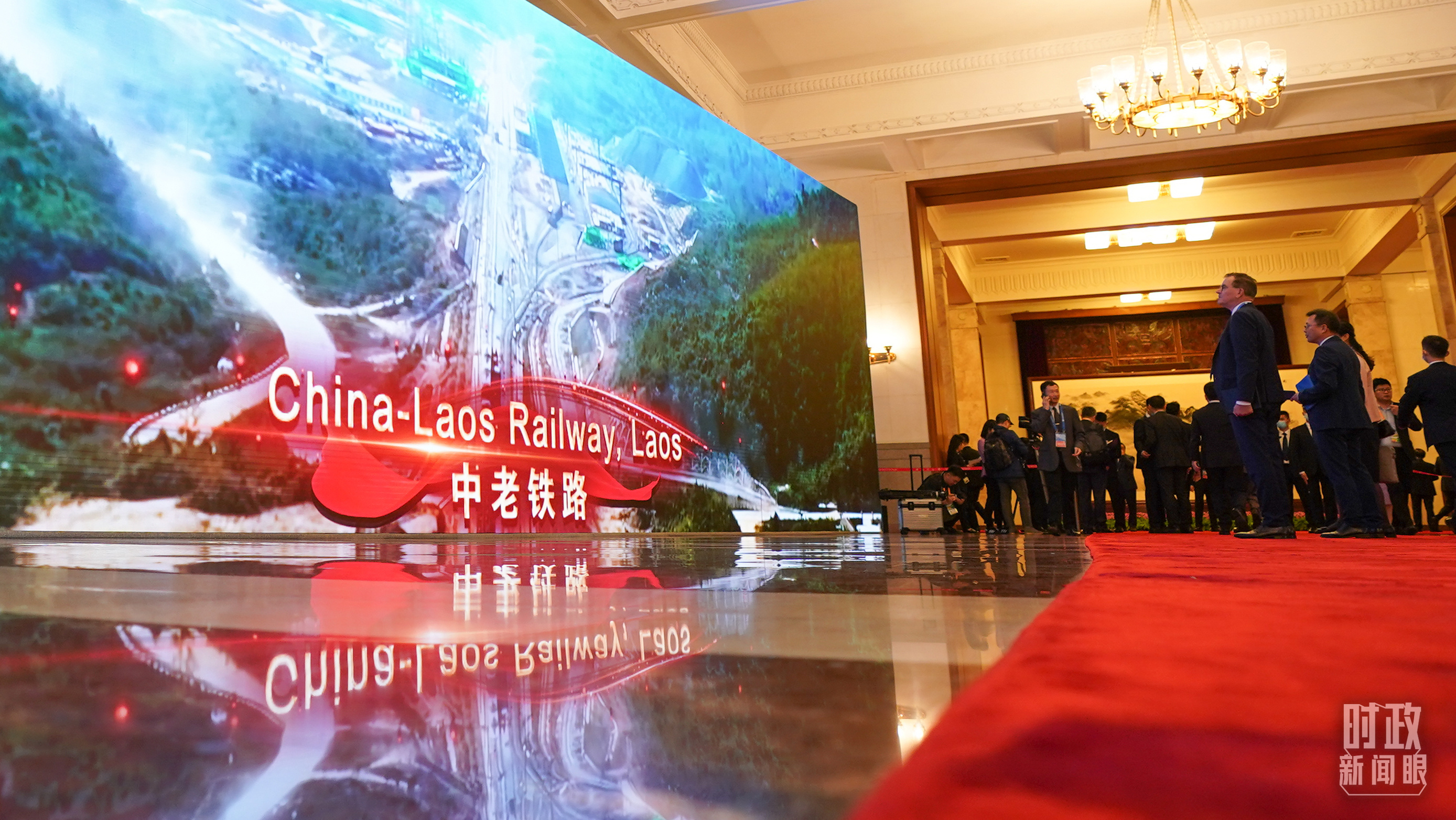 人民大会堂，参会人员驻足了解“一带一路”标志性项目