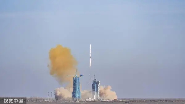 长征二号丙运载火箭在酒泉卫星发射中心点火升空