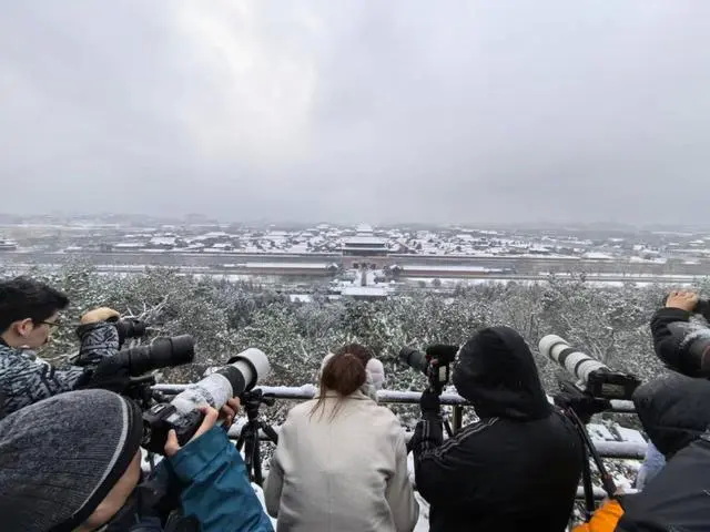 感受雪后京城！摄影爱好者齐聚景山公园