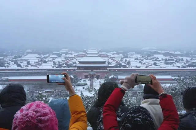 感受雪后京城！摄影爱好者齐聚景山公园