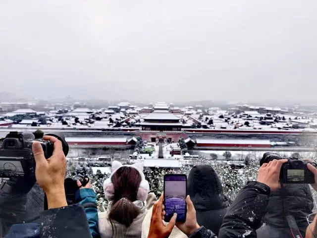 感受雪后京城！摄影爱好者齐聚景山公园
