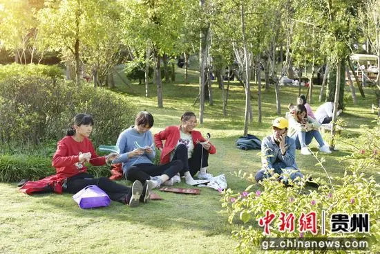 市民们相约到玉湖公园里晒太阳