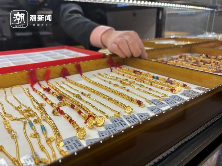 天气很冷，黄金柜台前很热