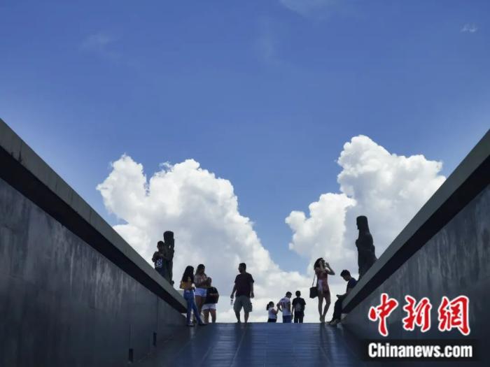 游客在巴西首都巴西利亚参观